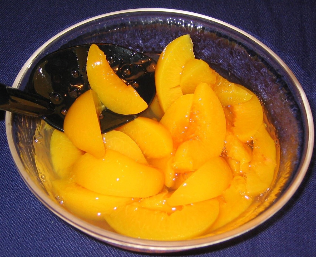 bowl of peaches cut in quarters